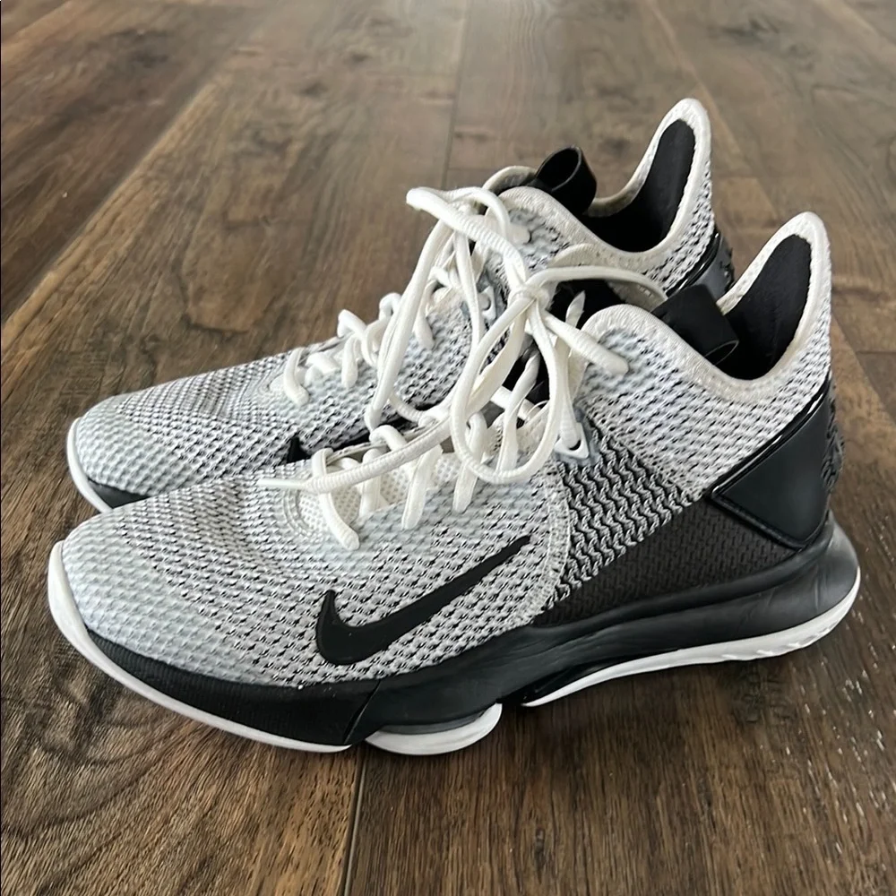 Nike Labron Witness 4 Men’s Size 8 Black White